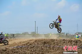 摩托高手齐聚盐城 驰骋滩涂摩托车越野赛图片