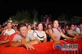 文昌市广场舞大赛：市民举家观看比赛 为参赛选手鼓劲加油图片
