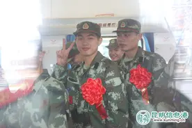 武警昆明市支队喜迎2017年新兵入营图片