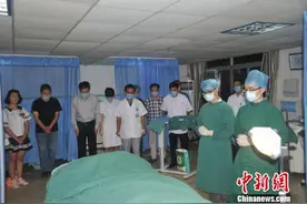 医生临终捐献眼角膜：让我最后一次救治病人吧！图片