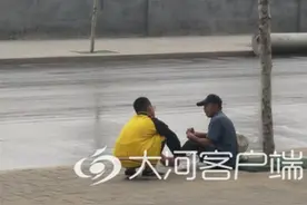 商丘12岁男孩给路边老人送饭 9月河南这些街头暖闻刷屏图片