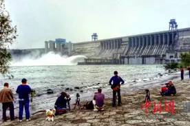 水位持续高涨连创纪录，湖北丹江口大坝再度泄洪图片
