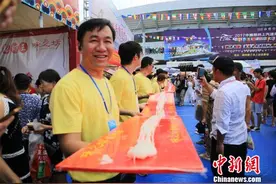广西工匠现场制作千米螺蛳粉供民众免费品尝图片