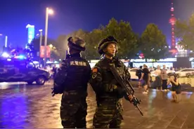 坚守者丨夫妻共同国庆执勤，在安保哨位上一起过个节图片