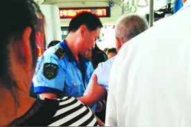 公交司机搀扶老人上下车 乘客发文点赞图片