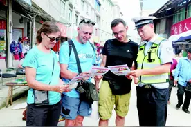 老外乐里自驾游交警宣讲保安全图片