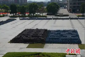 广东惠州一高校军训表彰展演“擒敌拳”显军人特质图片