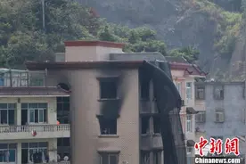 浙江玉环火灾特写：23岁消防员负伤救援开辟生命通道图片