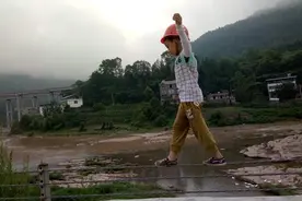 悬在钢丝上的父与子：父亲不信“知识改变命运”图片