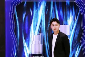 雷佳音出席活动人气旺 现场翻牌微博粉丝引尖叫图片