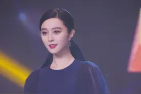 范冰冰藏蓝色飘纱长裙高贵优雅 扎起头发女人味足图片