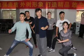 他们放弃假期，只为加紧把这台戏搬上舞台图片