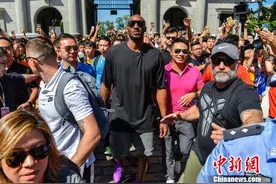 前NBA巨星科比空降海口：身材恢复人气不减(图)图片
