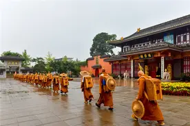 百位僧人登顶峨眉山 开启国庆醉美“朝圣路”图片