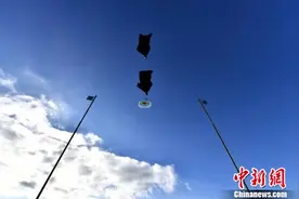 美国“翼装侠”获翼装飞行世锦赛大回环竞速赛冠军图片
