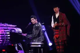 林俊杰助阵周杰伦演唱会 同台飆歌嗨翻全场图片