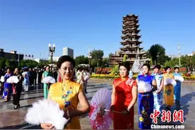 甘肃张掖老年旗袍爱好者走秀迎“双节”图片