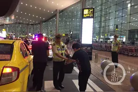 赴泰国旅游，一家人到了机场才发现护照和相机丢了……图片
