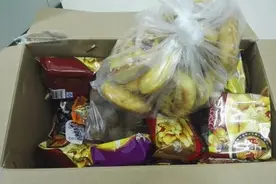 暖心︱小姑娘往中队门口放下一个盒子就跑 打开后战士们泪奔了……图片