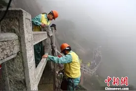黄山放绳工：攀援悬崖拾捡垃圾 一次捡5、6斤垃圾图片