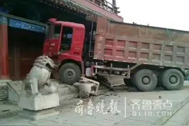 山东阳谷狮子楼门前大石狮被渣土车撞翻图片