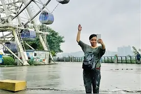 摩天轮再现游人如织 “守望者”老杨忙碌并开心着图片