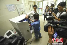 广州医院用机器人配送医疗物资 降低交叉感染可能性图片