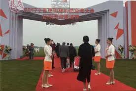 雷军带全球供应商回仙桃，亲自擂鼓赛龙舟，为武汉投230亿图片