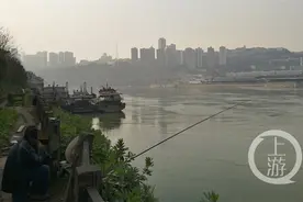 禁渔首日 仍有人在江边钓鱼图片