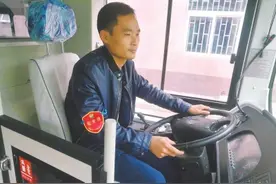 送昏迷孩子就医 郑州公交车长一路狂奔连闯仨红灯图片