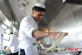 百年兰州牛肉面“原汁原味”闯世界图片