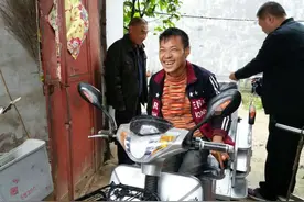 贫困小伙患病靠自制推车活动 周口驻村队员捐款送电动三轮图片