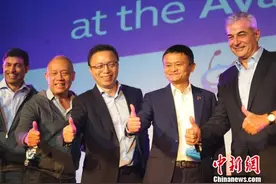 马云为菲律宾支付宝GCASH启动站台 体验扫码支付图片