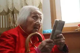 郑州101岁老人记性好会玩视频聊天 还叮嘱记者拍照片图片