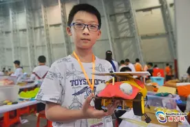 这群小学生厉害了！几个元件几根电线作出酷炫机器人图片