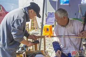杭州七旬修鞋老汉每天摊前拉二胡 路人驻足聆听图片