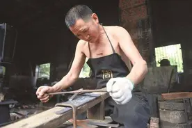 绝对的好钢 最合适的火 成都刀王铁匠铺锻出非遗项目图片