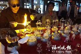 老夫妻夜市现做水晶玻璃饰品图片