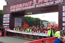 15021名跑友齐聚襄阳 2017襄阳马拉松激情开跑图片