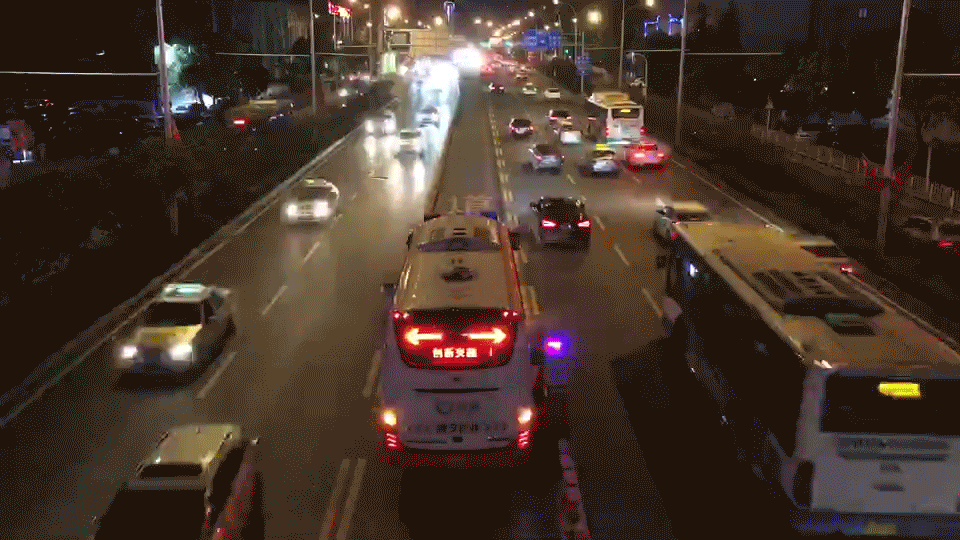 武汉主干道首条潮汐车道！世界最先进的“拉链车”7分钟腾挪900个特制水马图片