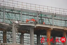 南京“最牛挖掘机”爬上5楼顶上作业图片
