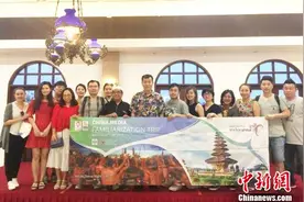 中领馆向中国记者团介绍印尼巴厘岛阿贡火山最新动态(图)图片
