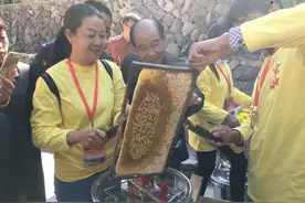 蜂巢里割下蜂蜜就能带走 景宁这个乡的土蜂蜜你中意吗？图片