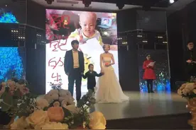 一个4岁哈尔滨男孩的“婚礼”，新娘是妈妈丨太虐心图片