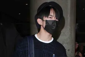 易烊千玺飞抵洛杉矶吸引大批粉丝 获中外保镖护驾图片