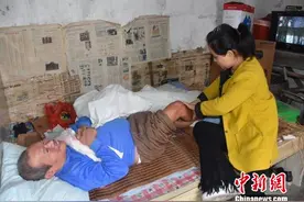 久病床前孝心不变 浙江孝女七年如一日照顾瘫痪养父图片