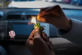 火花四溅且能点燃纸团，记者探访小学生危险玩具图片