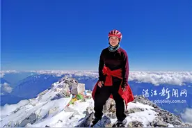 湛江高校女生为梦想独行千里 登顶哈巴雪山最高峰图片