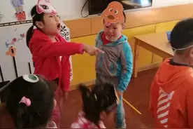 快乐无限的故事表演游戏——记泖港幼儿园大班开展幼儿故事表演游戏图片