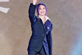 杨千嬅读粉丝信感动大哭 歌迷复健先写偶像名字图片